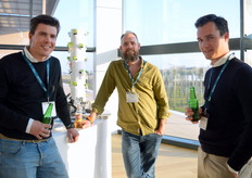 Maarten van Fraassen en Menno Janse van Direct Source International praten bij met Martijn van der Velden van Share Logistics (midden)